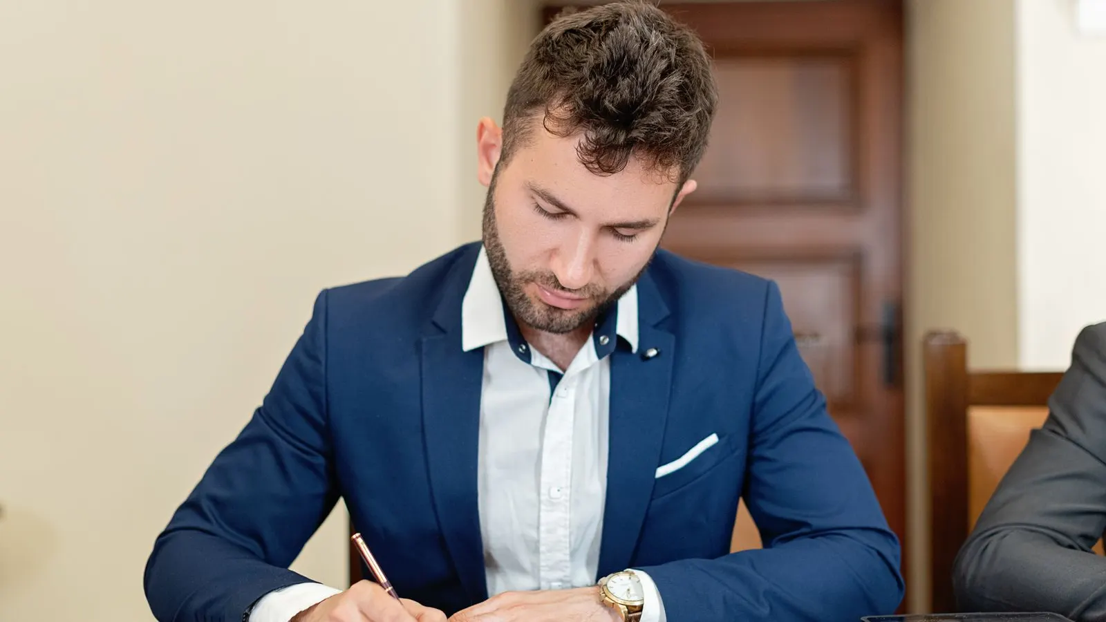 Empresário assinando um documento na mesa do escritório