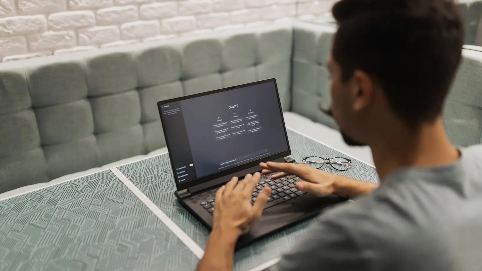 Homem usando um laptop com o ChatGPT aberto