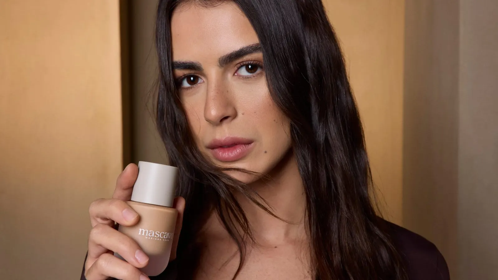 Mari Saad segurando produto da Mascavo
